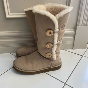 Side button UGG boots